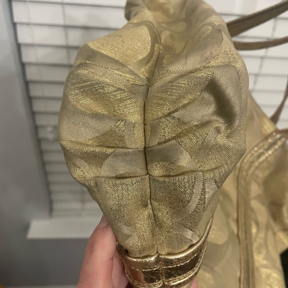 👜 Coach Poppy Signature Gold Metallic Tote - Picture 7 of 8